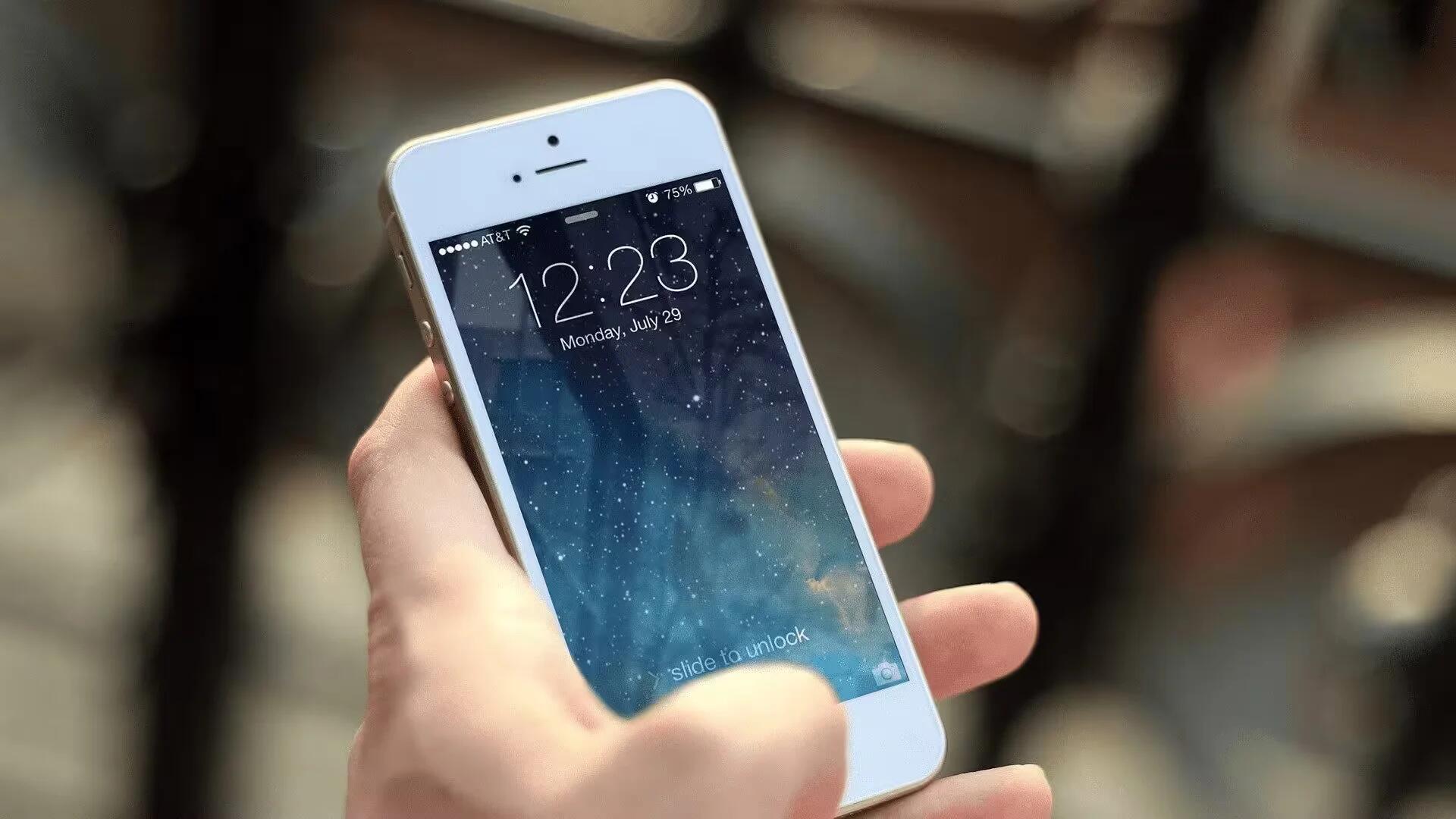 Apple Says It Slows Down Older iPhones To Preserve Battery Life