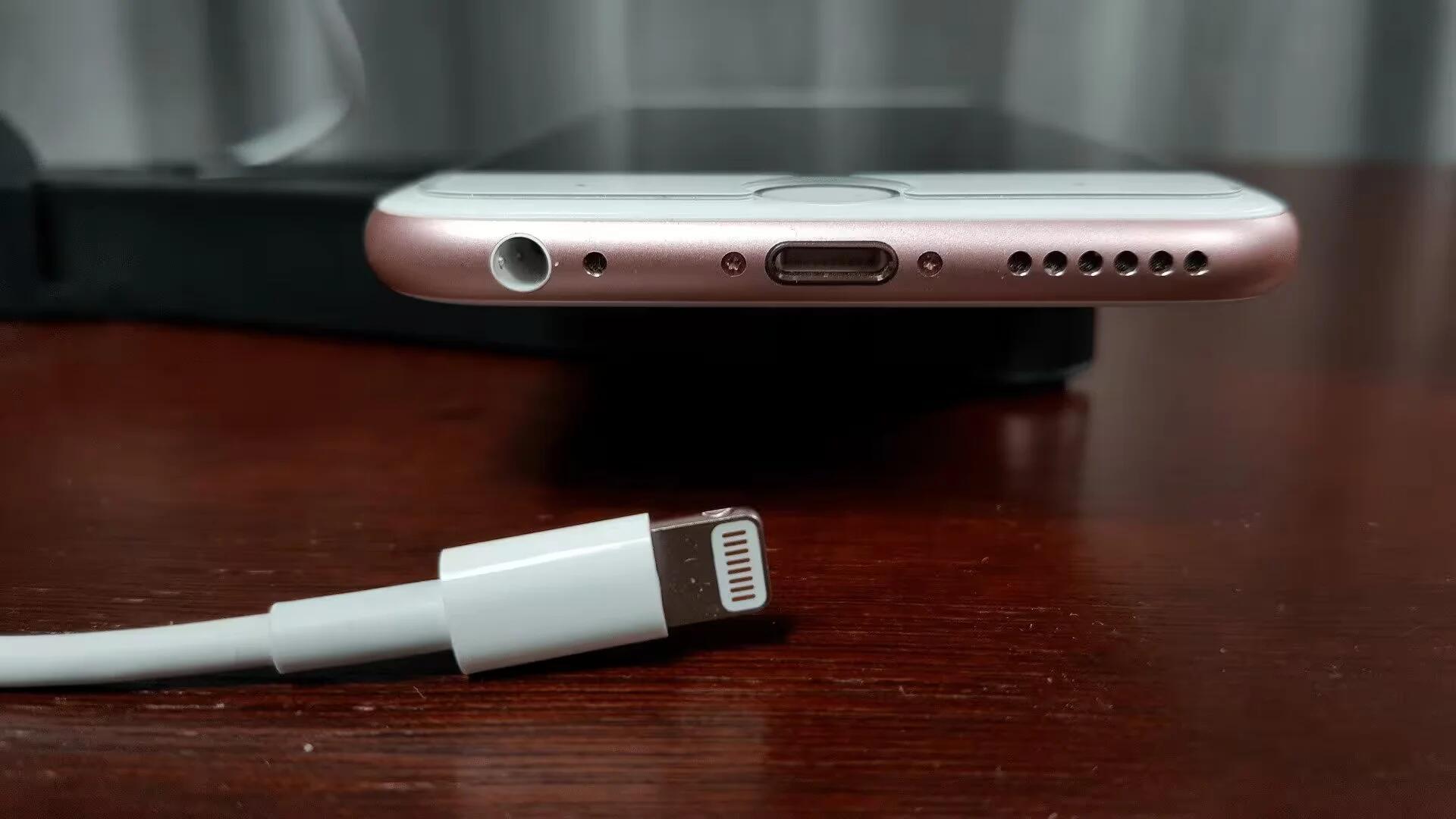 Apple iPhone + Lightning Connector