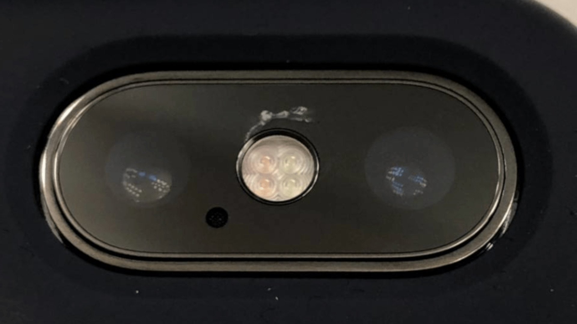 Apple iPhone X - Cracked Camera Lens