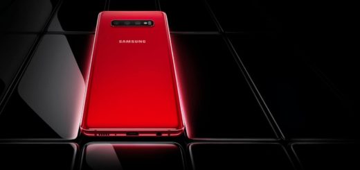 Samsung Galaxy S10 in Cardinal Red