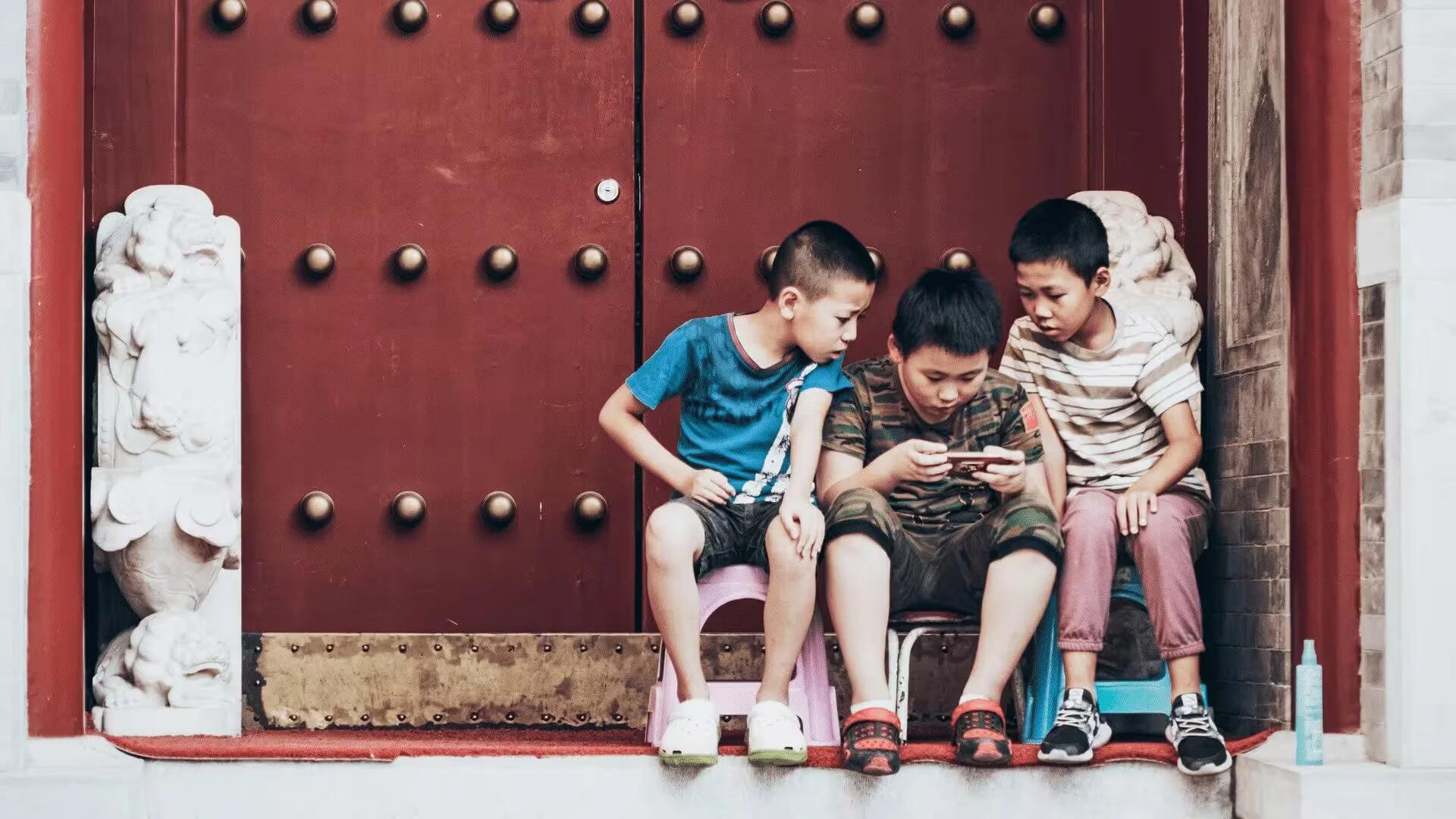 Kids playing video games / Photo by zhang kaiyv from Pexels