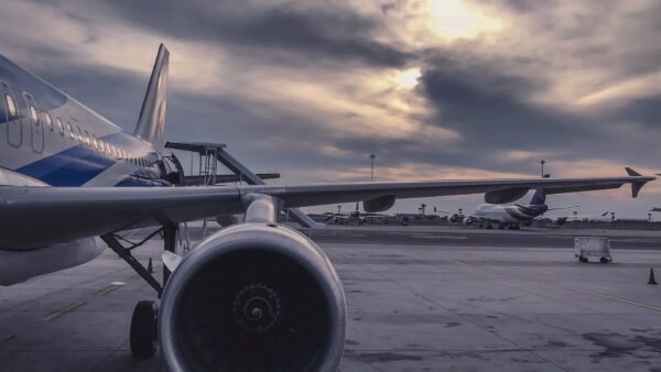 Grey Airliner / Photo by Ahmed Muntasir from Pexels