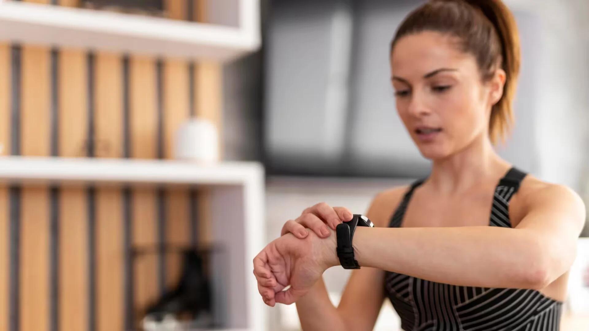 Feature Face-Off: Fitness Tracker vs. Smartwatch - Which Should You Wear?